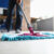 Jak skutecznie czyścić dywany i wykładziny: Profesjonalne porady