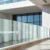 Korzyści i rodzaje szklanych balustrad w nowoczesnej architekturze